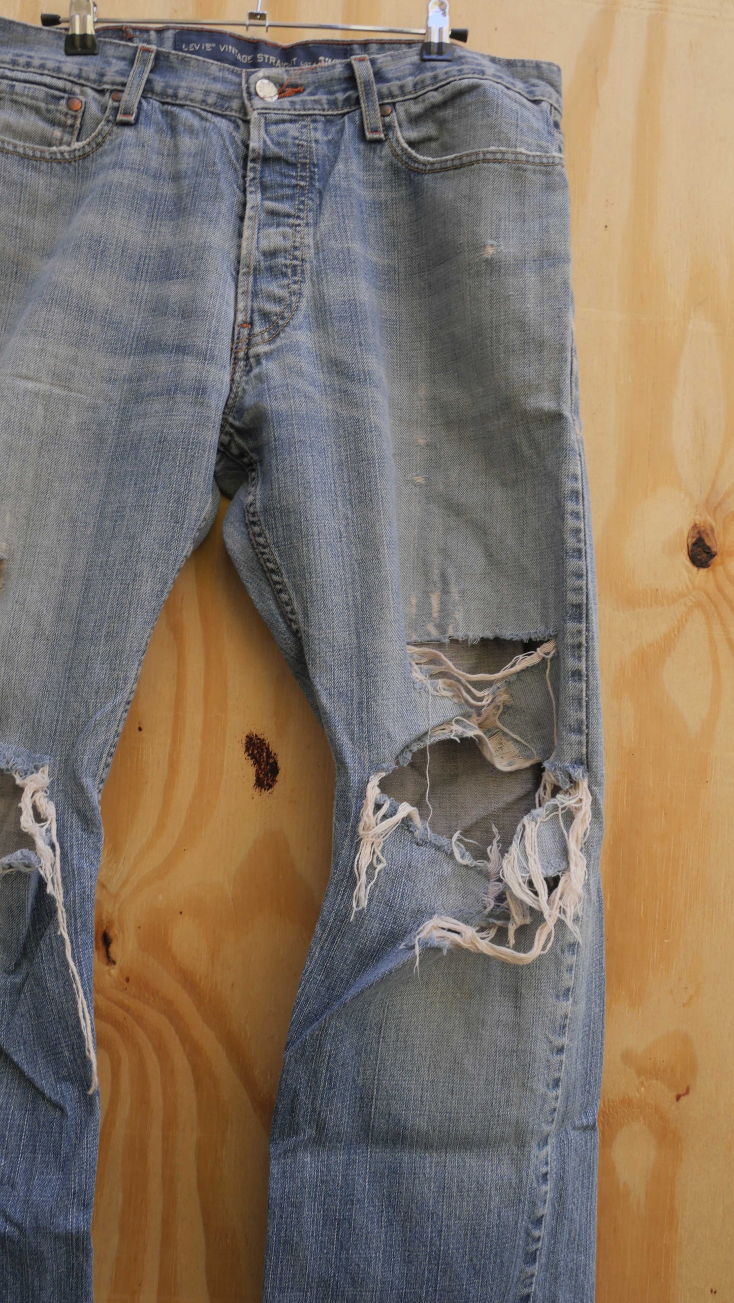2000s Distressed Levi's | 34