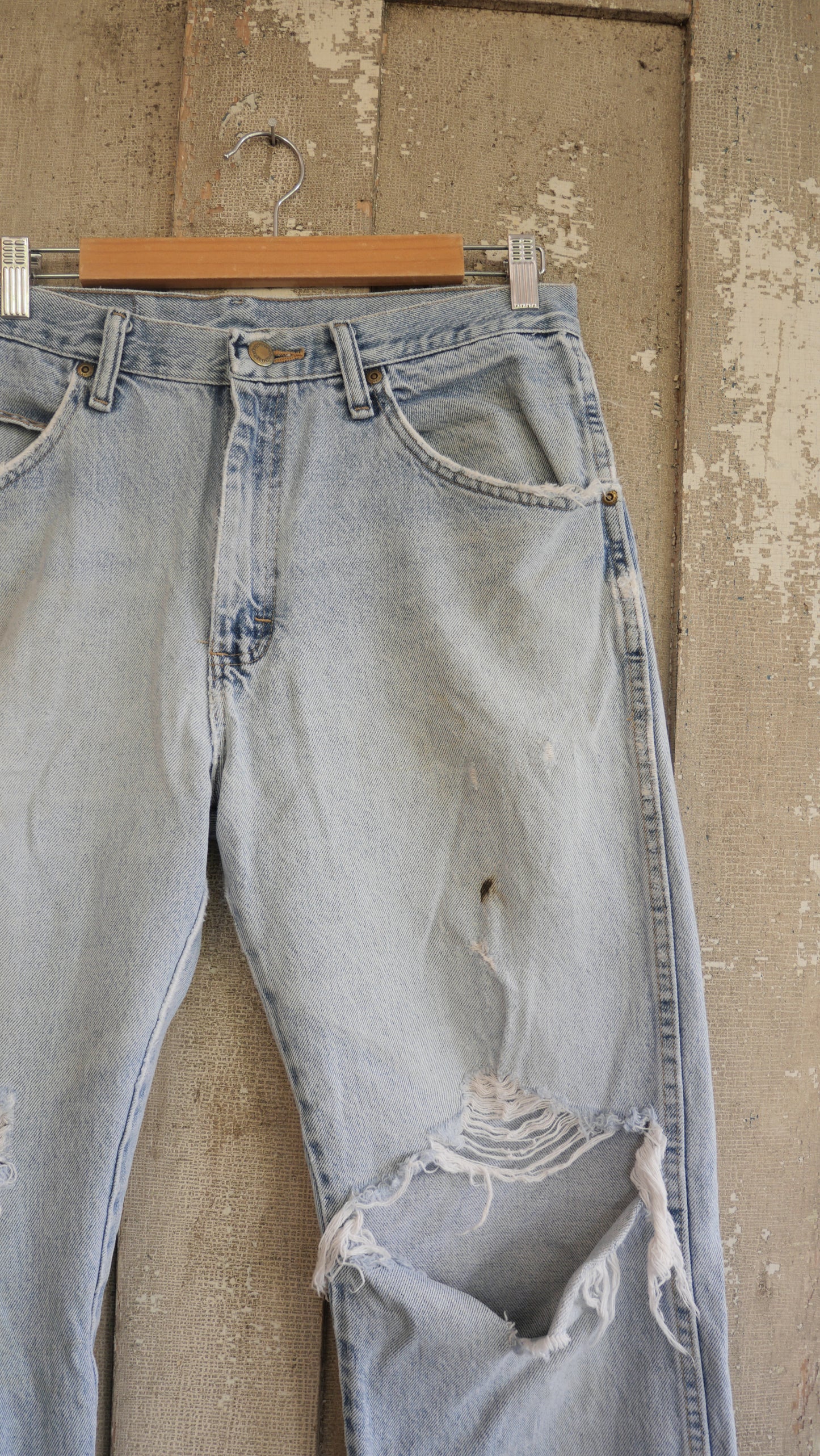 1990s Light Wash Distressed Denim | 33