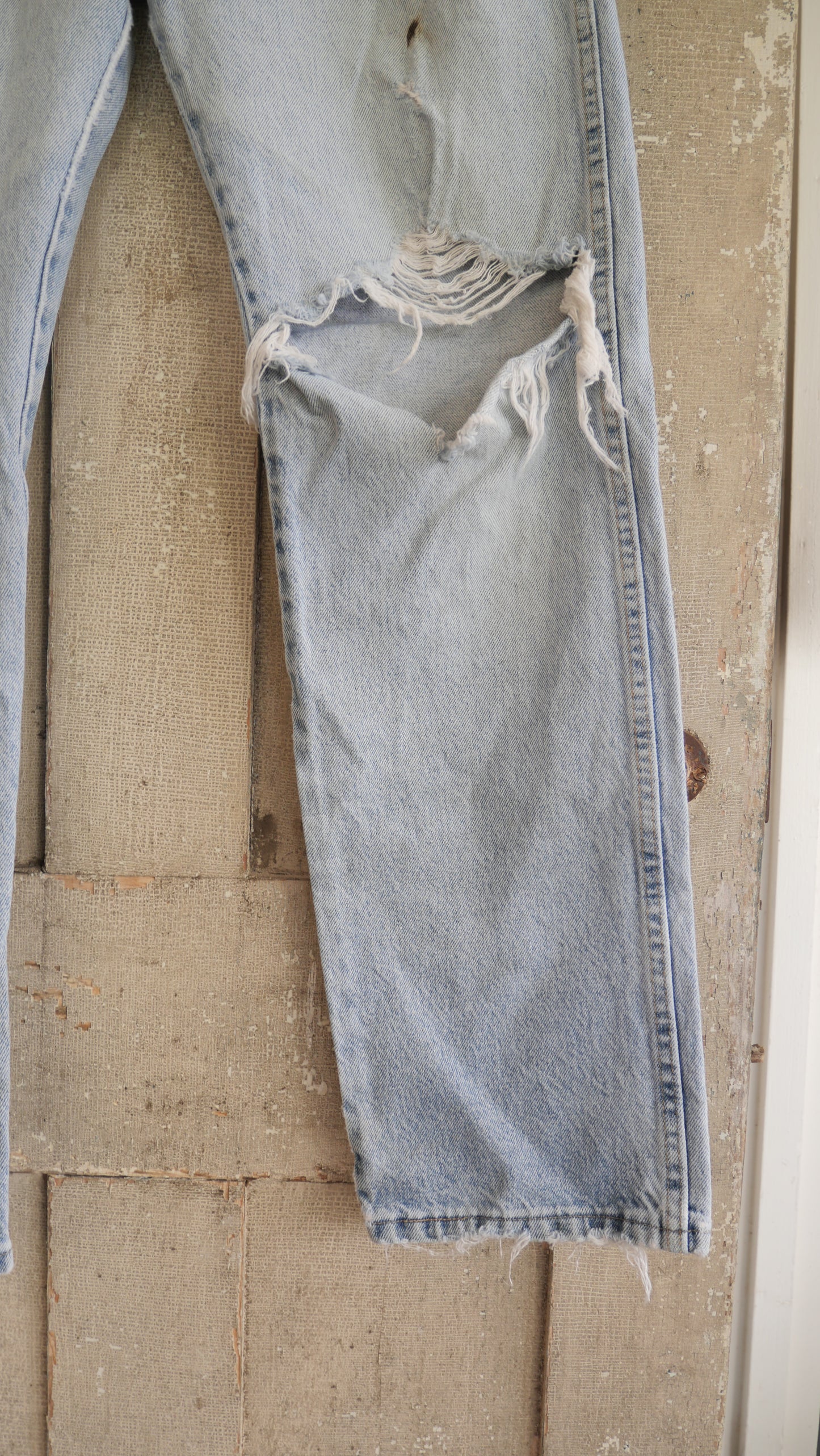 1990s Light Wash Distressed Denim | 33