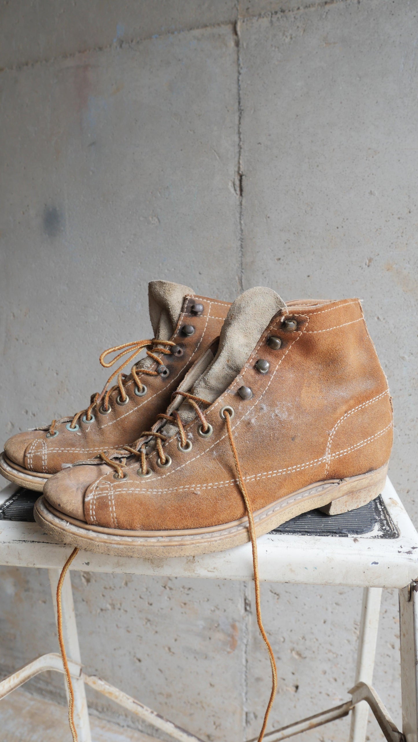 1970s Hiking Boots | 7