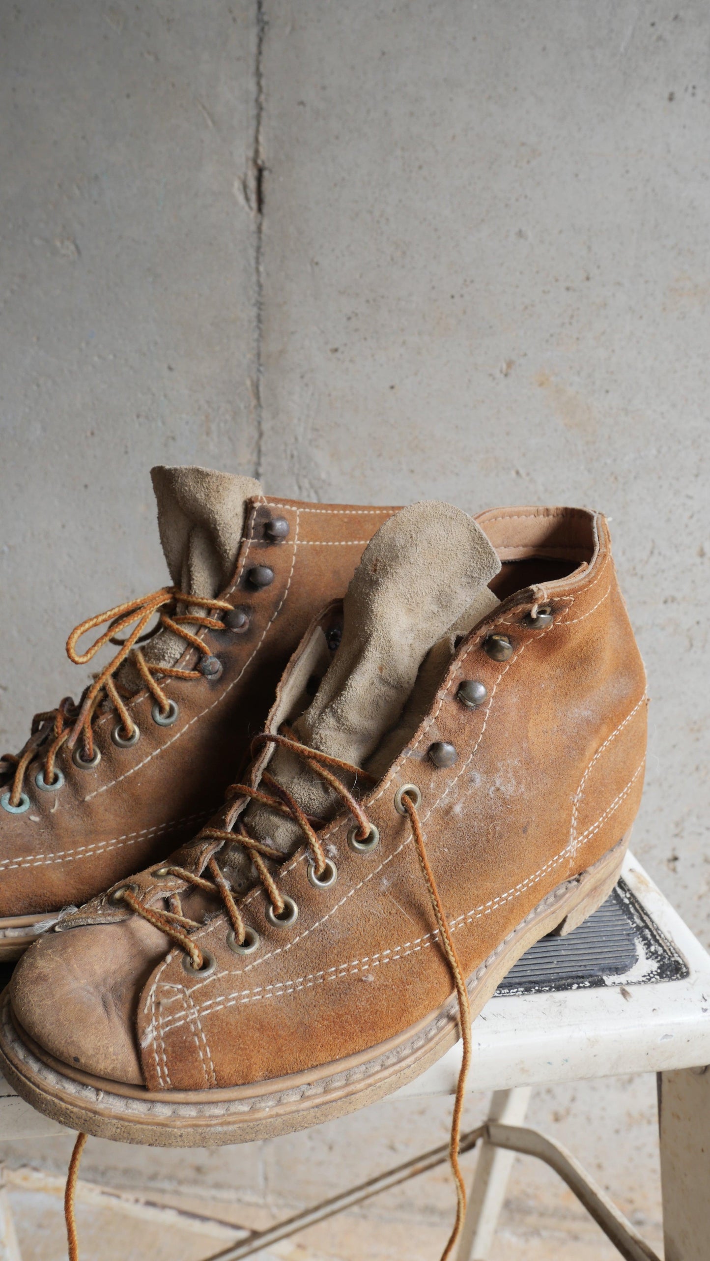 1970s Hiking Boots | 7