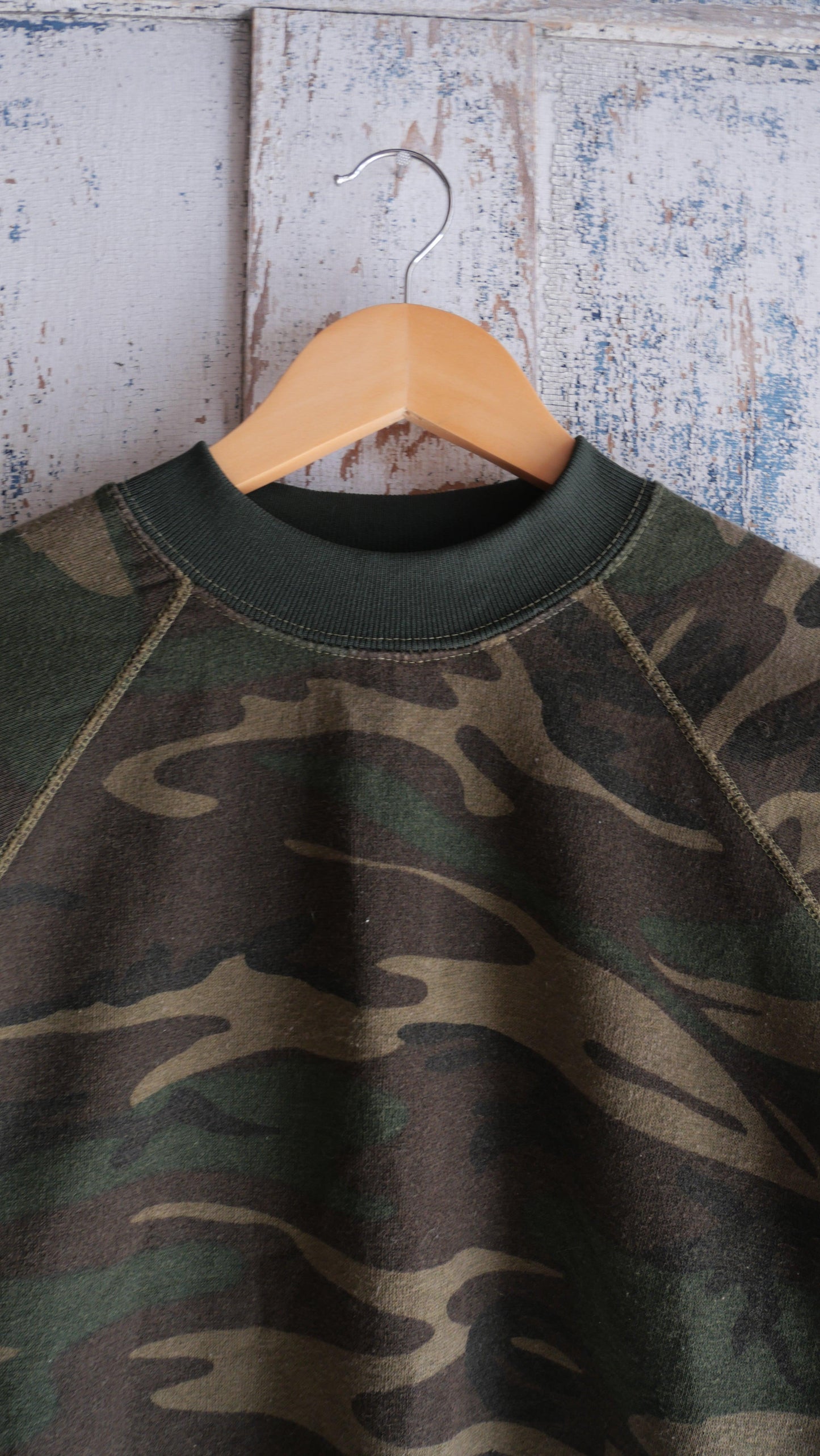 1980s Camo Raglan Crewneck | M