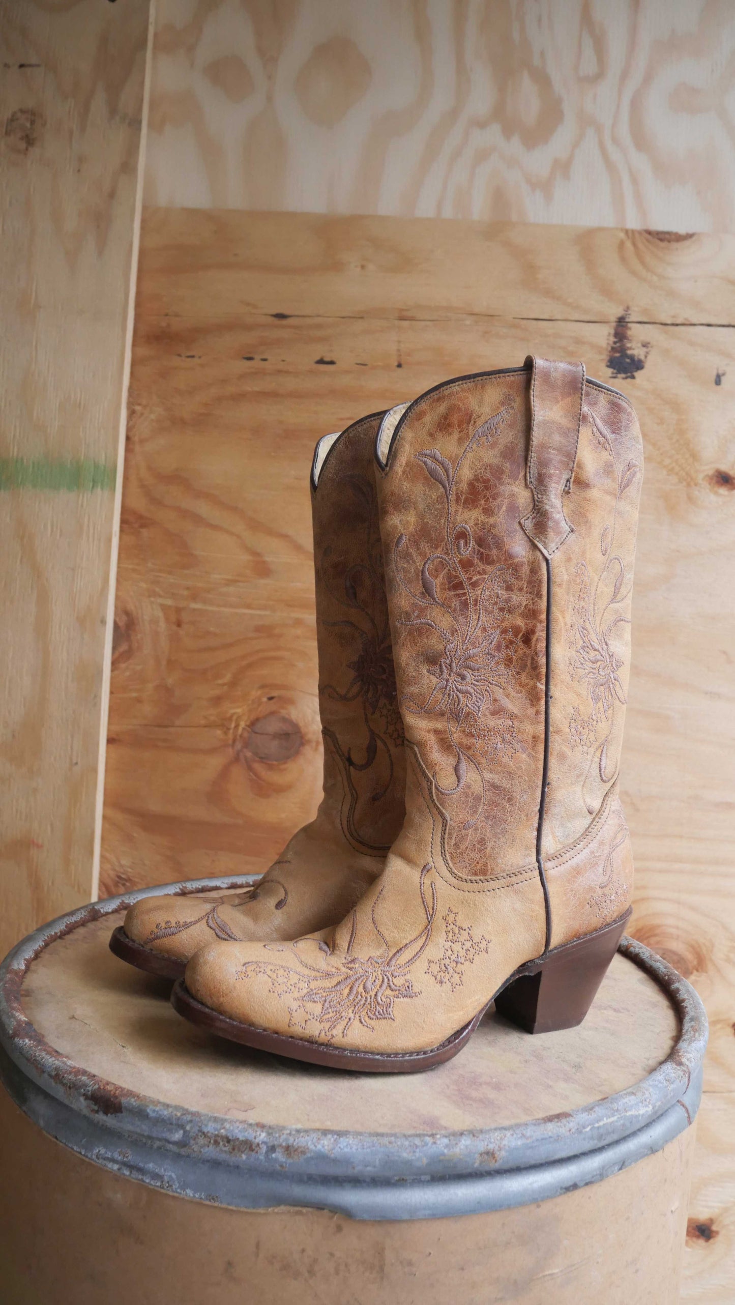 1990s Tan Embroidered Boots | 7.5