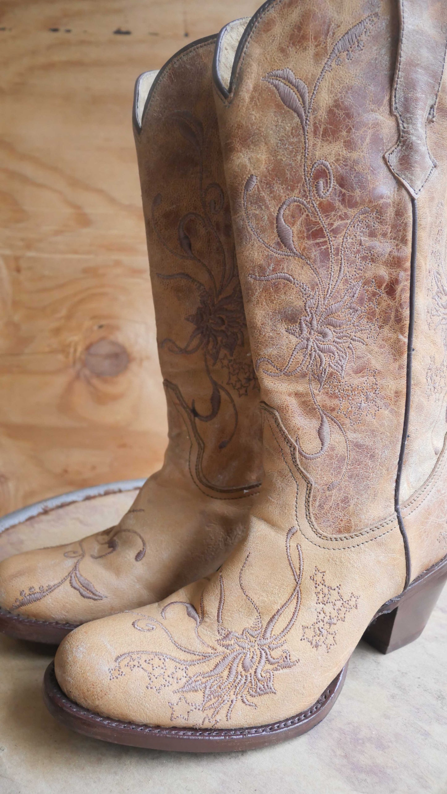 1990s Tan Embroidered Boots | 7.5