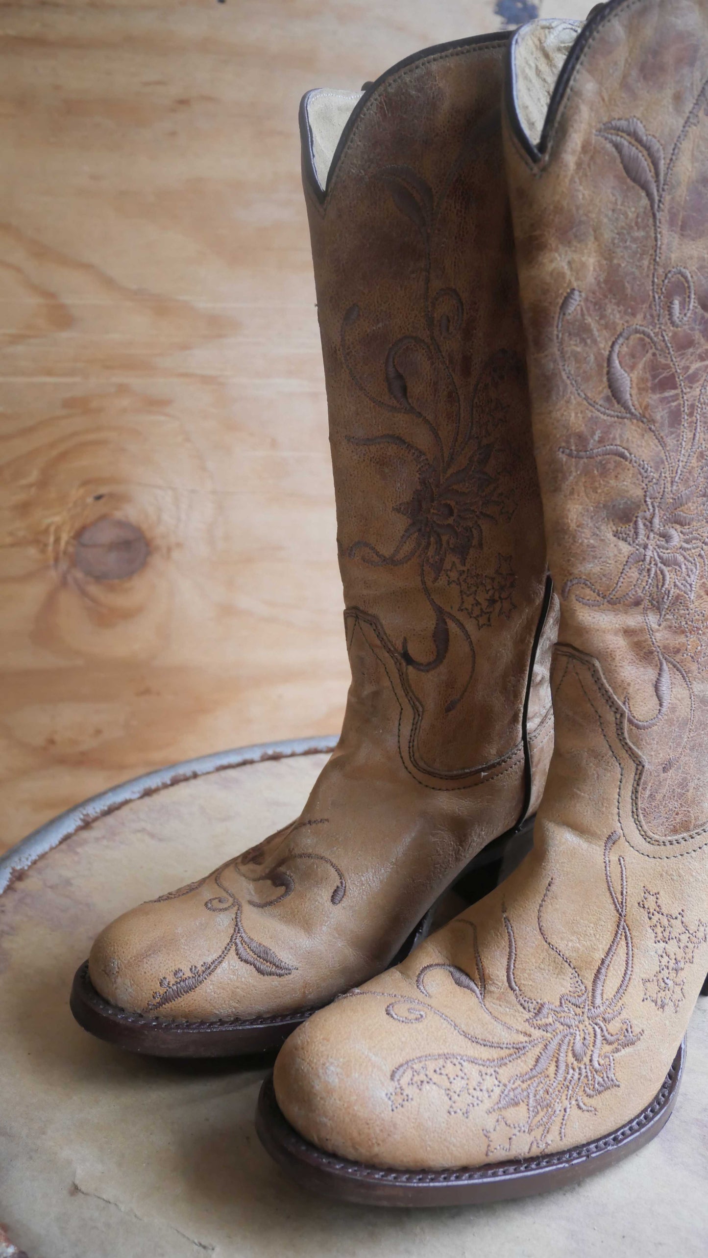 1990s Tan Embroidered Boots | 7.5