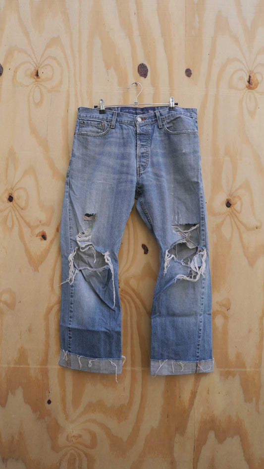 2000s Distressed Levi's | 34