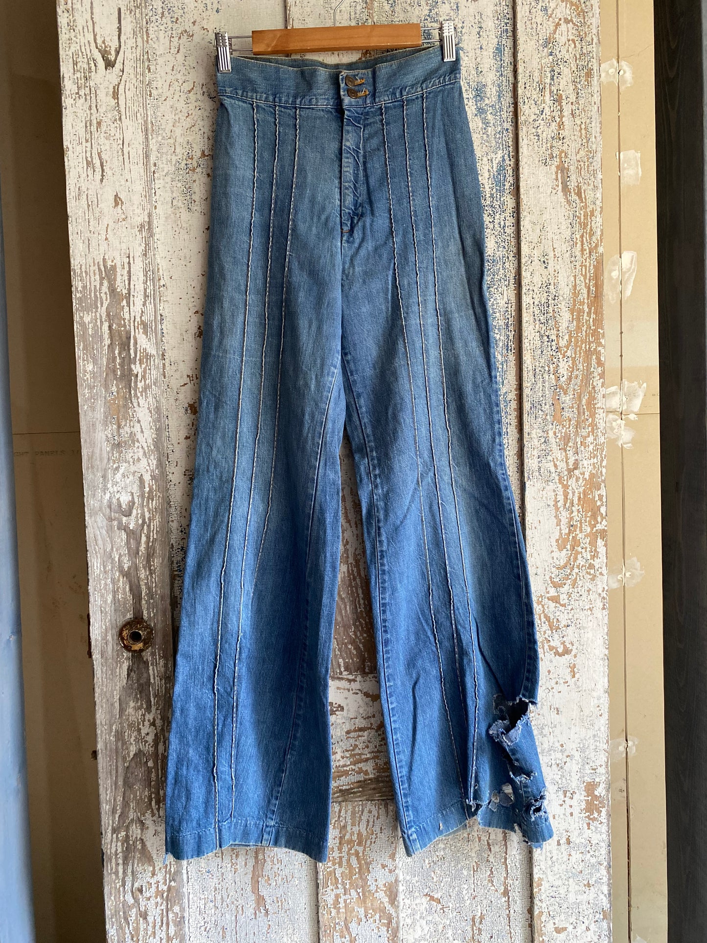 1970s Levi's Distressed Bell Bottoms | 27